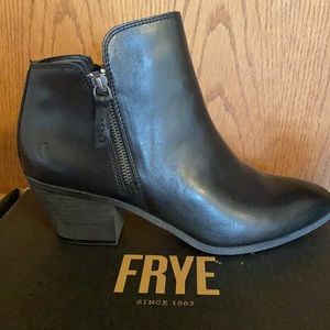 NEW IN BOX Frye JUDITH Double Zip Leather Ankle Bootie Women Black MSRP$299 SZ 9